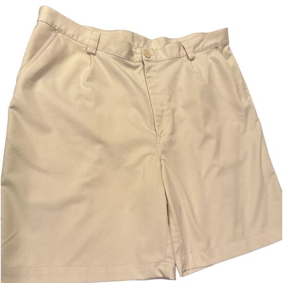 Under Armour Off White Golfing Shorts Size 40 Men’s - Picture 1 of 5